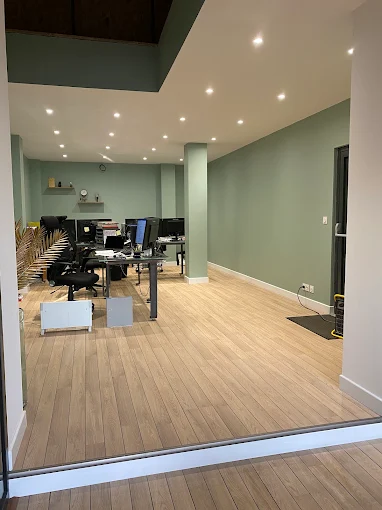 Plateau de bureaux repeint avec murs vert d'eau