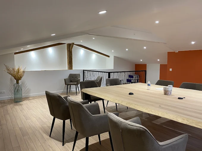 Salle de réunion avec un mur d'accent terracotta